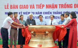 Trao tặng Trống đồng cho tỉnh Điện Biên nhân kỷ niệm 70 năm Chiến thắng Điện Biên Phủ