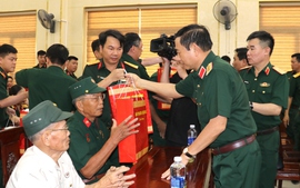 Bộ trưởng Bộ Quốc phòng thăm, tặng quà gia đình chính sách tại Quảng Trị