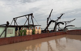 Bắt quả tang 4 tàu hút cát trái phép trên sông Hồng