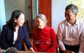 Phó Chủ tịch nước thăm, tặng quà Mẹ Việt Nam anh hùng và người có công tại Quảng Trị