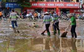 Ấm áp tình người trong cơn lũ dữ