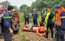 Huy động 30 chiến sĩ trang bị lặn chuyên dụng tiếp cận hiện trường vụ sập cầu Phong Châu