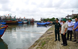 Quảng Trị đôn đốc ứng phó áp thấp nhiệt đới, hỗ trợ người dân chằng chống nhà