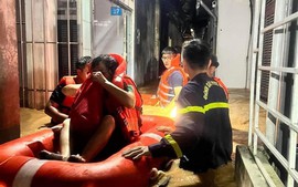 Lực lượng Công an tiếp tục giải cứu người dân, tài sản đến nơi an toàn trong vùng lũ