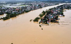 Khẩn trương thống kê thiệt hại, triển khai công tác 
khắc phục hậu quả bão số 10 và mưa lũ sau bão