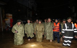 Phó Thủ tướng Trần Hồng Hà kiểm tra, chỉ đạo công tác ứng phó lũ lụt tại Huế