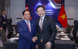 Thủ tướng đề nghị Singapore hỗ trợ phát triển một số ngành công nghiệp chiến lược
