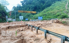 Đường Hồ Chí Minh qua Quảng Ngãi ách tắc hoàn toàn do sạt lở