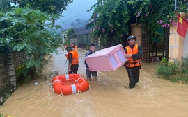 Quân đội yêu cầu điều động lực lượng, phương tiện cao nhất giúp dân chống lũ tại miền Trung