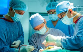 Lần đầu tiên cắt bỏ u tuyến yên bằng 2 cuộc đại phẫu cùng lúc