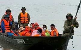 Tô thắm hình ảnh Bộ đội Cụ Hồ trong lòng nhân dân vùng lũ