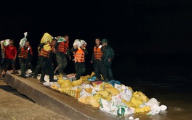 Lực lượng Sư đoàn 315 xuyên đêm gia cố tuyến kè biển An Lương, Đà Nẵng