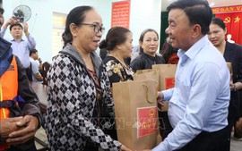 Thường trực Ban Bí thư thăm, tặng quà người dân bị ảnh hưởng do mưa lũ tại Huế