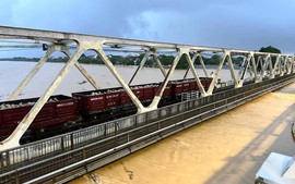 Lũ sông Hương dâng cao, đường sắt tiếp tục đưa 2 tàu chở 1.100 tấn đá giữ cầu