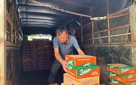 Quảng Ngãi: 'Chuyến xe nghĩa tình' tiếp tế cho người dân vùng cô lập