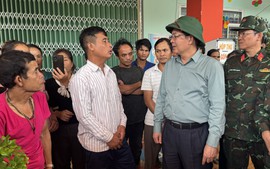 Phó Thủ tướng Hồ Quốc Dũng thăm hỏi, động viên người dân bị ảnh hưởng do sạt lở đất tại Quảng Ngãi