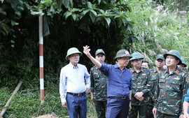 Phó Thủ tướng Trần Hồng Hà kiểm tra công tác khắc phục hậu quả mưa lũ tại xã miền núi phía tây Quảng Ngãi