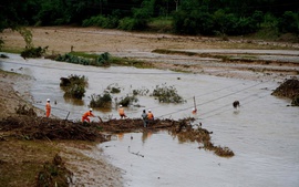 Thêm gần 170.000 khách hàng vùng lũ miền Trung được cấp điện trở lại