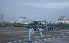 Quân đội điều trực thăng vận chuyển 8 tấn hàng cứu trợ tới người dân Lạng Sơn