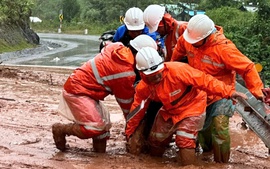 Nỗ lực khôi phục lưới điện sau mưa lũ tại miền Trung