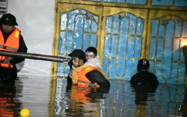 Căng mình giúp dân trong lũ lịch sử: Mệnh lệnh từ trái tim người lính