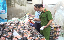 Phát hiện, tạm giữ gần 1,7 tấn xúc xích không rõ nguồn gốc