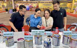 Người tiêu dùng hào hứng phân biệt hàng thật-giả tại Triển lãm sắc Thu Quảng Ninh 2025