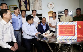 Phó Thủ tướng Nguyễn Chí Dũng thăm hỏi, động viên các gia đình bị ảnh hưởng bởi mưa lũ tại Huế