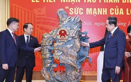 Chủ tịch Quốc hội dự Lễ tiếp nhận tác phẩm điêu khắc ánh sáng 'Sức mạnh của lòng dân'