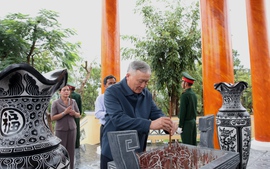 Phó Thủ tướng Thường trực Nguyễn Hòa Bình dâng hương tưởng niệm các anh hùng liệt sĩ tại Di tích lịch sử Chiến thắng Kon Braih