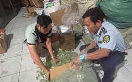 Phát hiện và tạm giữ hơn một tấn bánh kẹo không rõ nguồn gốc, xuất xứ