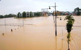 Lũ khẩn cấp trên sông Bồ, sông Hương ở TP. Huế