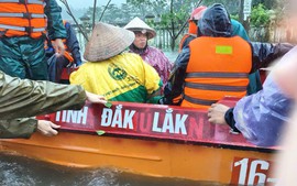Quân khu 5 dồn lực khẩn trương ứng cứu, hỗ trợ người dân vùng lũ tỉnh Đắk Lắk