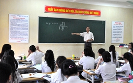 Có kết hợp thăng hạng khi công chức chuyển làm giáo viên?