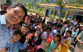 Tấm lòng người thầy và những nụ cười sau con dốc