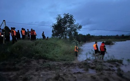 Vượt dòng lũ chảy xiết, Bộ đội, Công an giải cứu 33 người dân bị cô lập