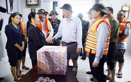 Tổng Bí thư Tô Lâm thăm, tặng quà người dân bị ảnh hưởng do mưa lũ tại Huế