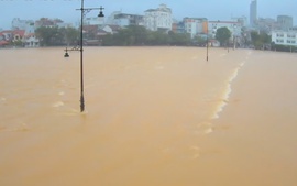 Mưa lớn ở thượng nguồn, lũ trên sông Hương, sông Bồ đang lên