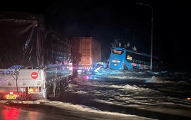 Khánh Hòa: Giải cứu thành công 33 người trên xe khách mất lái giữa dòng lũ