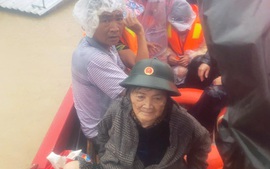 Bộ đội 'đi từng nhà, rà từng hộ' ứng cứu, tiếp tế thực phẩm cho người dân