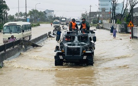 Xe thiết giáp vượt lũ tiếp tế thực phẩm cho người dân Đắk Lắk