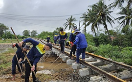 Phát huy '4 tại chỗ', nỗ lực thông tuyến đường bộ, đường sắt trước ngày 25/11
