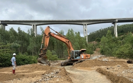 Khẩn trương thông tuyến giao thông huyết mạch, chủ động ứng phó bão số 15