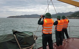 Khánh Hòa: Nỗ lực tìm kiếm ngư dân tàu cá chìm do sóng to