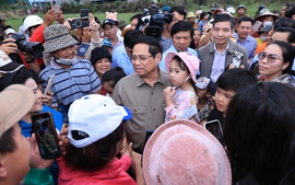 Thủ tướng thăm, động viên người dân tại "rốn lũ" Hòa Thịnh, tỉnh Đắk Lắk