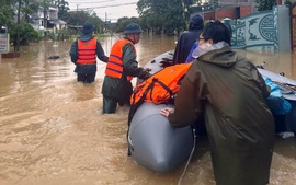 TP. Huế: Cảnh báo lũ đặc biệt lớn; sơ tán khẩn cấp nhiều hộ dân trong vùng ngập sâu