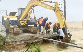 TP Huế: Bộ đội, dân quân khẩn trương khắc phục sự cố vỡ đê do mưa lũ