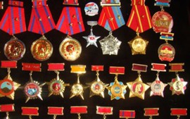 Thẩm quyền cấp lại giấy tờ, hiện vật khen thưởng