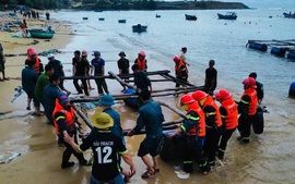 Chùm ảnh: Người dân miền Trung hối hả ứng phó bão số 13 (Kalmaegi)