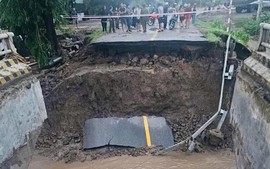 Đường sắt tê liệt, nhiều tuyến quốc lộ qua miền Trung-Tây Nguyên ngập nước